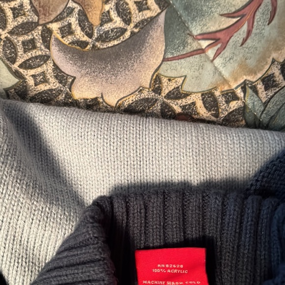 Medium Sweater - Picture 13 of 13